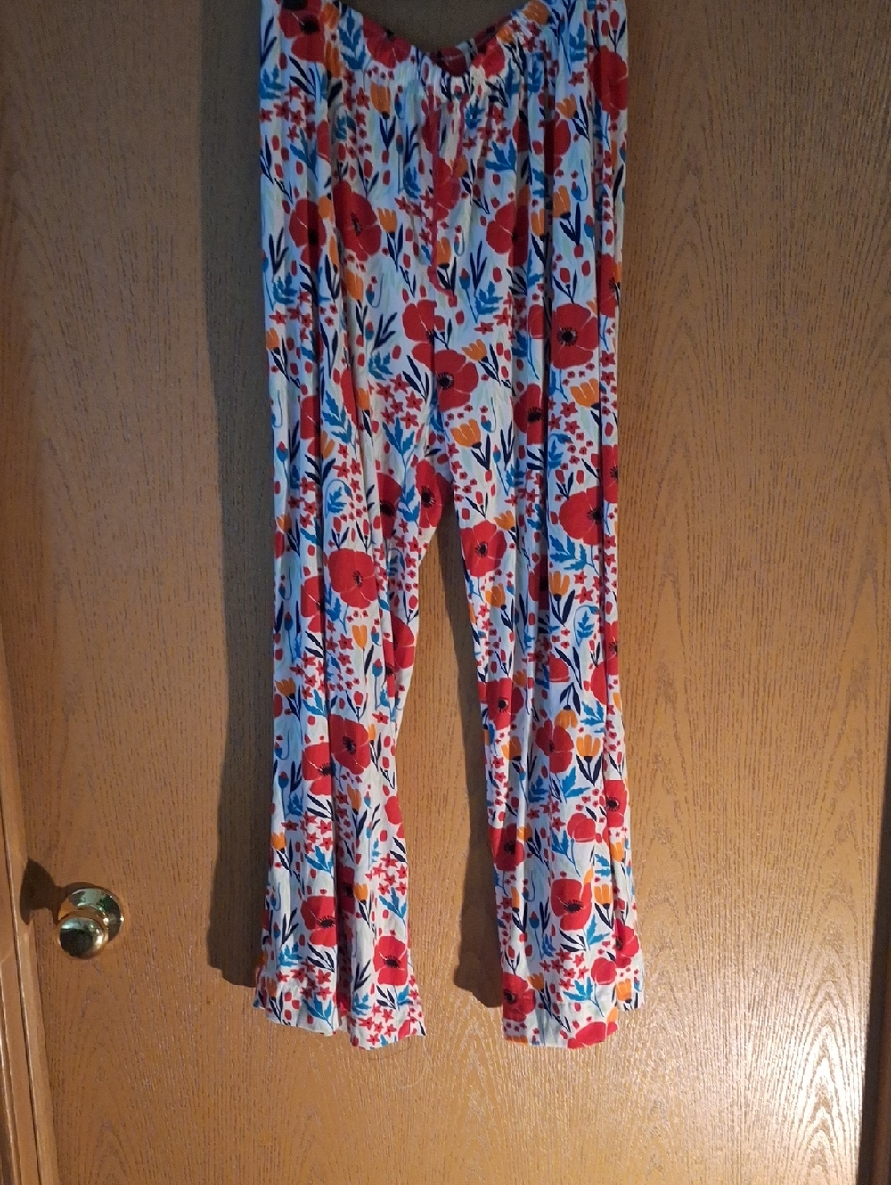 Floral Elastic-Waist Lounge Pants in White with Red & Blue Print